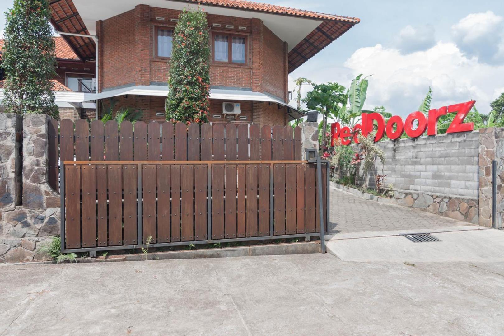 Reddoorz Plus Near Dago Pakar Bandung Ngoại thất bức ảnh